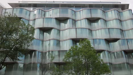 Diseño-Arquitectónico-Moderno-De-Vidrio-Del-Hotel-Renacentista-En-La-Avenue-De-Wagram,-Cerca-Del-Arco-Del-Triunfo-En-París,-Francia.