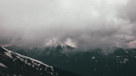 Niebla-Y-Nubes-Sobre-Montañas-Cubiertas-De-Nieve.-Hiperlapso-De-Drones