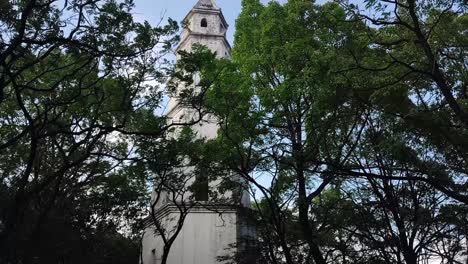 Die-Sanfte-Brise-Vom-Berggipfel-Wehte-über-Die-Weiße-Alte-Pagode