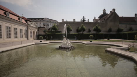 Left-to-right-reveal-shot-of-the-fountain-and-pool-with-Belvedere-palace-in-the-back-in-Vienna,-Austria