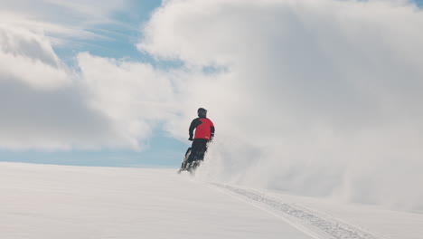 Piloto-Conduciendo-Moto-De-Nieve-En-Nieve-Blanca,-Salpicando-Polvo