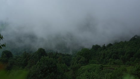 Tag-Zeitraffer-Der-Bewegung-Von-Dichtem-Nebel-über-Einem-Dschungel-Auf-Einem-Hügel-Im-Osten-Nepals