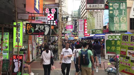 Menschen-Gehen-In-Einer-Straße-In-Hongkong-Voller-Werbetafeln-Spazieren