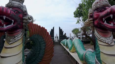 Esculturas-De-Dragones-Custodiando-La-Puerta-Del-Templo-Hindú-En-La-Playa-De-Ngobaran,-Java,-Indonesia