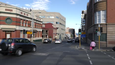 Menschen-überqueren-Die-Straße,-Während-Autos-Die-Davey-Street-In-Hobart,-Tasmanien-Entlangfahren