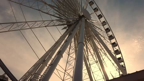 Filmische-Sonnenuntergangsaufnahme-Eines-Riesenrads,-Alternativer-Winkel