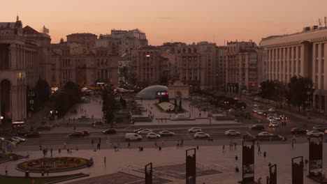 Erhöhte,-Breite-Dämmerungsaufnahme-Der-Khreshchatyk-Straße-Und-Des-Unabhängigkeitsplatzes-In-Kiew