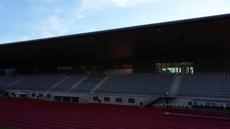 Sitzplätze-Und-Laufbahn-Des-Janis-Dalins-Stadions-In-Valmiera,-Lettland