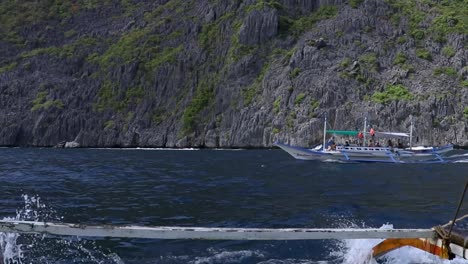 Ein-Schnelles-Pumpboot-Rast-An-Einem-Sonnigen-Tag-Durch-Das-Türkisfarbene-Wasser-Von-El-Nido,-Palawan,-Philippinen