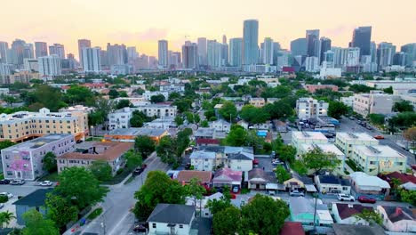 Langsamer-Luftstoß-über-Downtown-Miami,-Florida,-Nachbarschaft-Und-Häuser