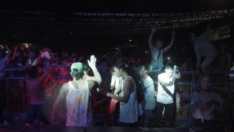 Partygänger-In-Der-Nähe-Der-überfüllten-Bühne-Des-Festivals-In-Cadiz,-Philippinen