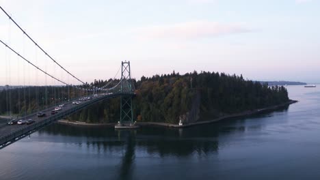 4K-Luftaufnahmen-Der-Lions-Gate-Bridge-Am-Morgen-Mit-Blick-Auf-Vancouver-Und-Stanley-Park-In-Richtung-Park