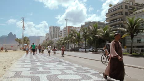 Menschen,-Die-Am-Calçadão-In-Ipanema-Spazieren-Gehen,-Laufen-Und-Rad-Fahren