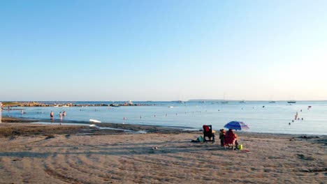 Schwenkaufnahme-Des-Strandes-Almadraba,-Albufereta,-In-Alicante-An-Einem-Schönen-Sommerabend