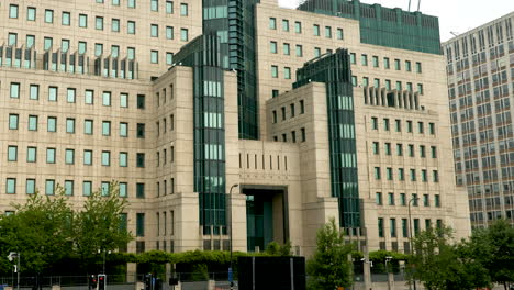 Pull-out-shot-of-the-Mi6-building-at-Vauxhall-Cross,-London,-home-to-the-British-Secret-Intelligence-Service