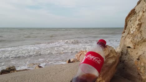 Mexikanische-Cocke-Plastikflasche-Am-Strand-Verschmutzt-Die-Umwelt