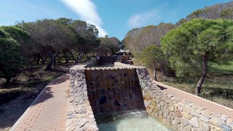 Video-De-Agua-Del-Parque-En-España,-Cerca-De-Torrevieja-En-Valenciana,-Con-Varias-Pequeñas-Cascadas-Y-Piscinas