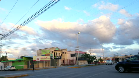 Coche-De-Policía-Y-Otro-Tráfico-Circulando-Por-Una-Calle-Muy-Transitada-En-México-Con-Edificios