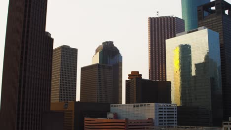 Einspielaufnahme-Von-Gebäuden-In-Der-Innenstadt-Von-Houston,-Texas