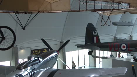 Museo-De-La-Royal-Air-Force---Hendon,-Londres,-Reino-Unido---29-De-Junio-De-2014:-Aviones-Históricos-En-Exhibición-En-El-Hangar-Principal-Del-Museo-De-La-RAF-En-Londres