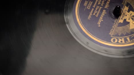 Alte-Vinylaufnahme,-Die-Auf-Einem-Plattenteller-Rotiert