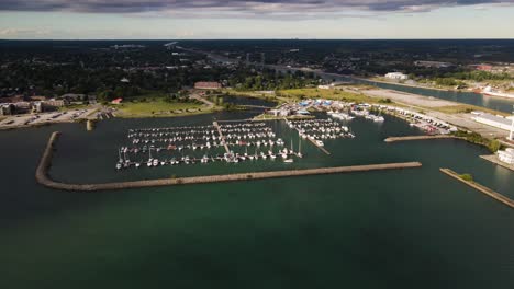 Luftaufnahme-Der-Boote-In-Der-Marina-Auf-Dem-Smaragdgrünen-Wasser-Des-Eriesees