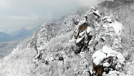Schneebedeckte-Berge-Mit-Drohnen-Seoraksan,-Südkorea