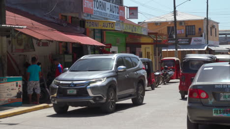 Los-Taxis-Suben-Y-Bajan-Por-Una-Concurrida-Calle-Del-Pueblo.