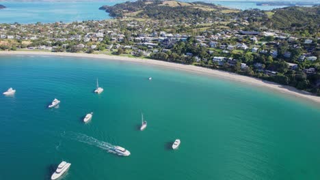 Yates,-Catamaranes-Y-Veleros-Flotando-En-El-Mar-Azul-En-La-Isla-Waiheke,-Auckland,-Nueva-Zelanda