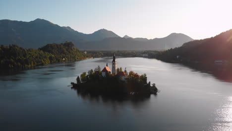 Toma-Aérea-De-Un-Dron-Alrededor-De-La-Iglesia-En-El-Lago-Bled,-Eslovenia