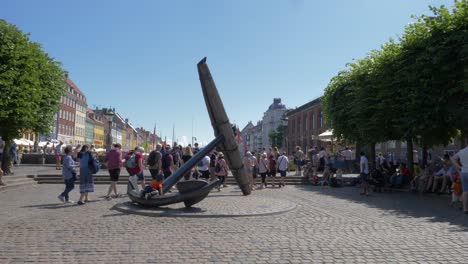 Ancla-En-Copenhague---Cámara-Lenta---Movimiento-De-Plataforma-Rodante