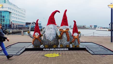 Fußgängerüberweg-Stadtplatz-Mit-Weihnachtlicher-Kunstinstallation-In-Helsingborg,-Schweden