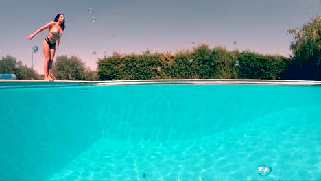 Slow-Mo-Unterwasseraufnahmen-In-Einem-Pool