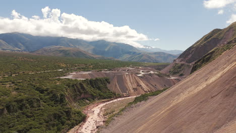 Vista-Panorámica-De-Una-Cantera-De-Piedra-Caliza-Ubicada-En-Las-Estribaciones-De-Las-Famosas-Montañas-De-Los-Andes.