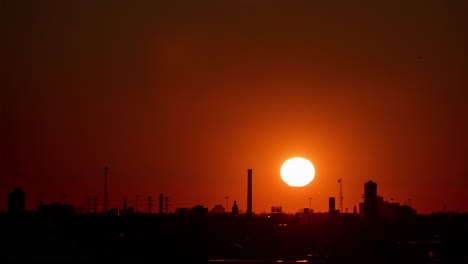 Giant-orange-sun-sets-over-the-West-side-of-Chicago-to-complete-darkness-in-February-time-lapse