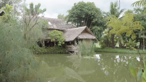 Traditionelles-Thailändisches-Haus-Am-Teich-Im-Dschungel