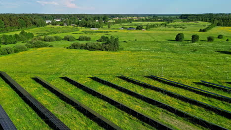 Grüne-Wiese-Und-Solarpanel-Farm,-Luftaufnahme-Einer-Drohne