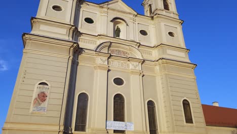Fachada-De-La-Iglesia-Franciscana-En-Sumuleu-Ciuc,-Rumania