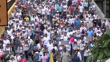 Durante-El-Día,-Protesta-Masiva-Contra-El-Gobierno-De-Nicolás-Maduro-En-Caracas,-Venezuela