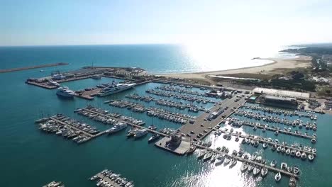 Ein-Mediterraner-Dorfhafen-Per-Drohne