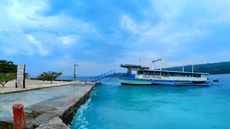 Una-Embarcación-Portada-En-Aguas-Onduladas-De-Color-Azul.