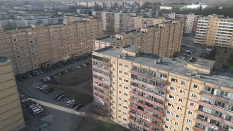 Toma-De-Drone-Del-Distrito-De-Casas-De-Arquitectura-Soviética-De-Nueve-Pisos-En-Tartu,-Estonia
