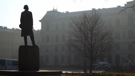 Antonín-Dvorák-Statue-Im-Rudolfinum-In-Prag-An-Einem-Nebligen-Morgen-Mit-Wunderschönen-Lichtstrahlen