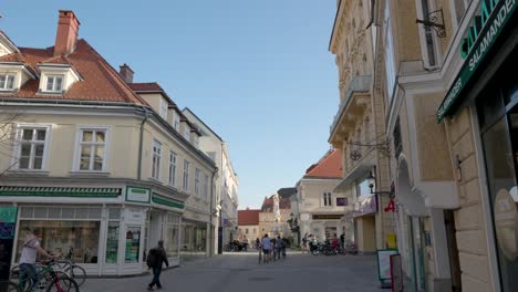 Covid-Lockdown-In-Österreich-–-Baden-Bei-Wien-–-Geschäfte-Geschlossen-Und-Menschen-Genießen-Das-Schöne-Wetter