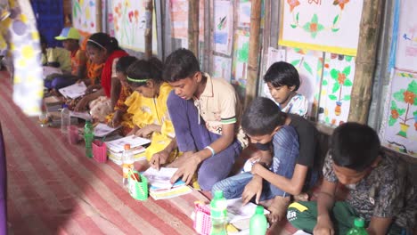 Un-Grupo-De-Niños-Pobres-Leyendo-En-Una-Escuela-De-Bangladesh.