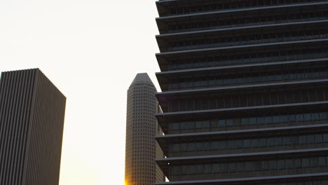 Niedrige-Ansicht-Der-Wolkenkratzer-In-Der-Innenstadt-Von-Houston,-Texas