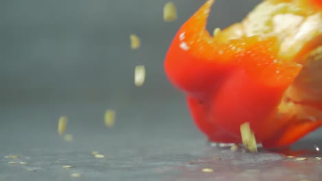 Eine-Halbe-Rote-Paprika-Fällt-Aufs-Wasser,-Samenexplosion