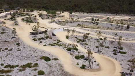 Vista-Aérea-Ascendente-Sobre-Nuevos-Senderos-Para-Bicicletas-De-Montaña-En-El-Parque-Aduro-En-Allara,-Perth