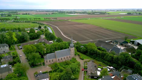 La-Iglesia-Del-Pueblo-De-Heinenoord-En-Los-Países-Bajos-Fundada-En-1450,-Vista-Lateral