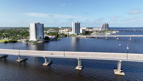 Luftaufnahme-Von-Fort-Myers,-Florida,-über-Eine-Leere-Brücke